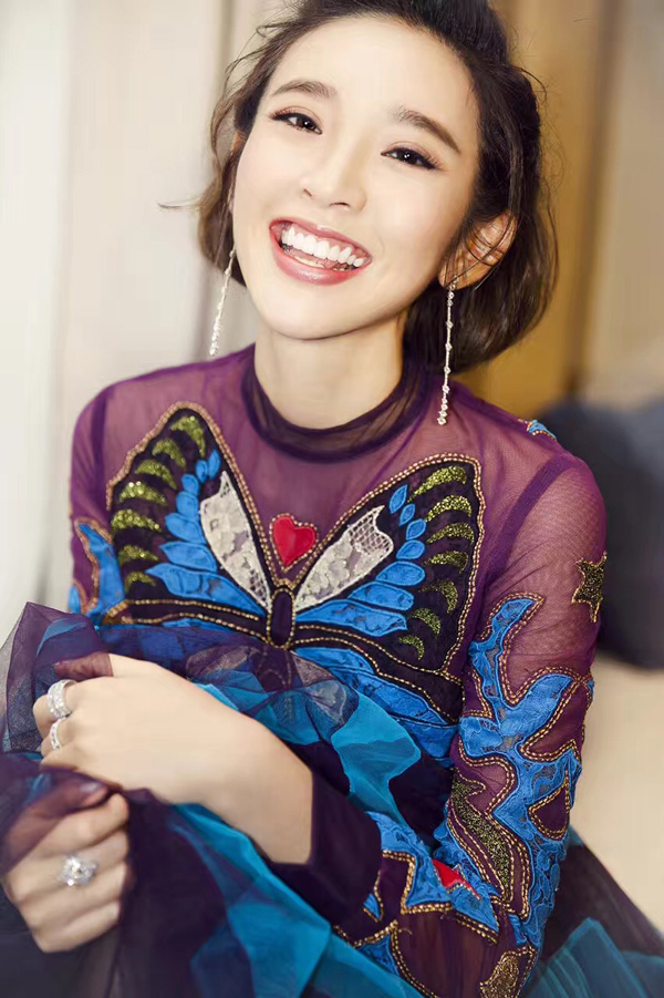 唐艺昕佩带戴比尔斯珠宝