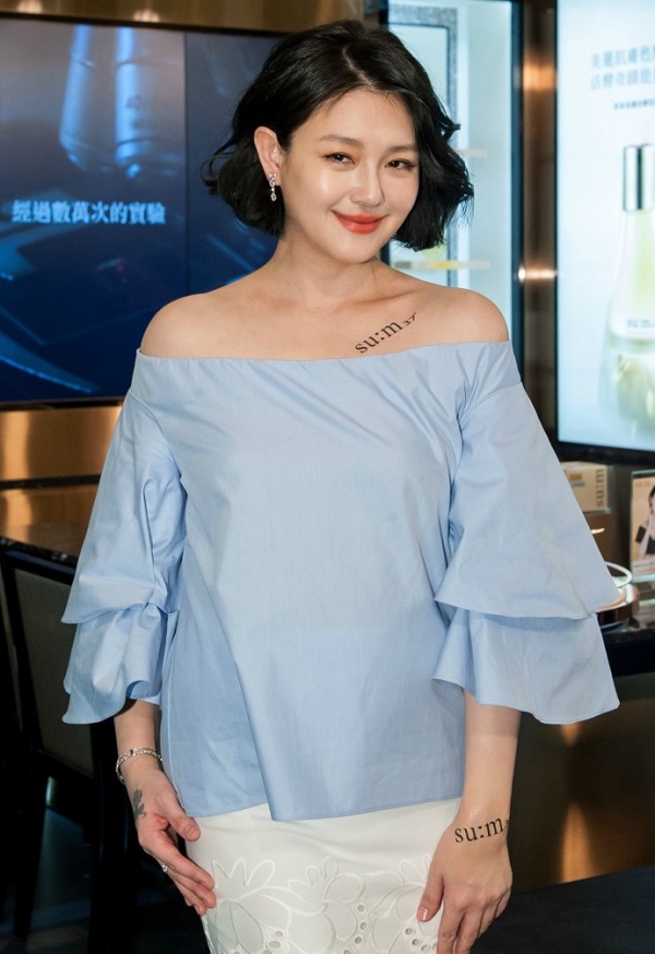大S徐熙媛佩带戴比尔斯钻石珠宝列席美妆品牌勾当
