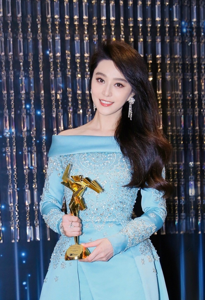 范冰冰佩带戴比尔斯珠宝列席片子颁奖礼