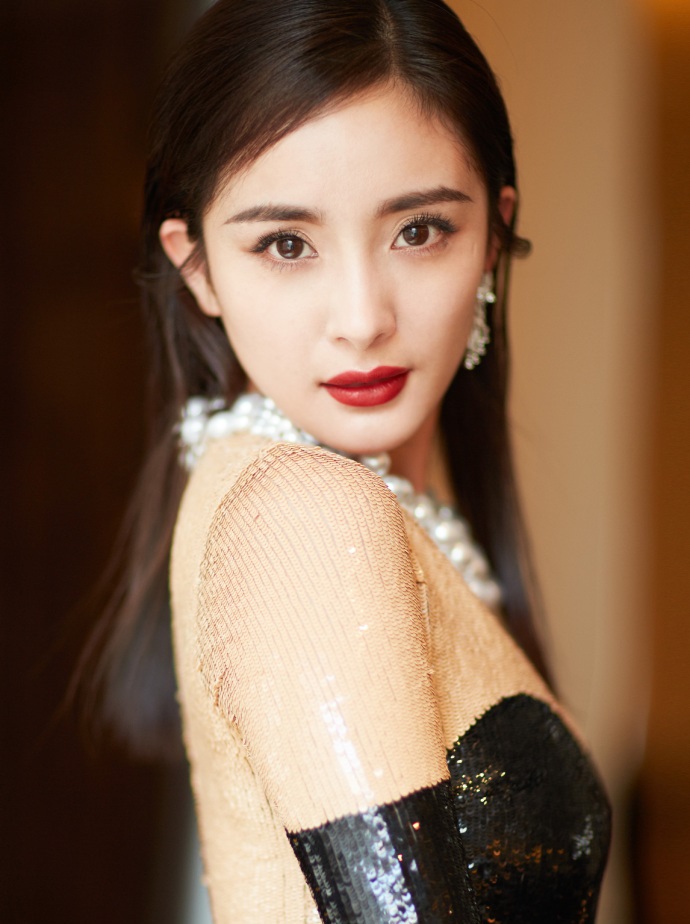 杨幂佩带伯爵珠宝
