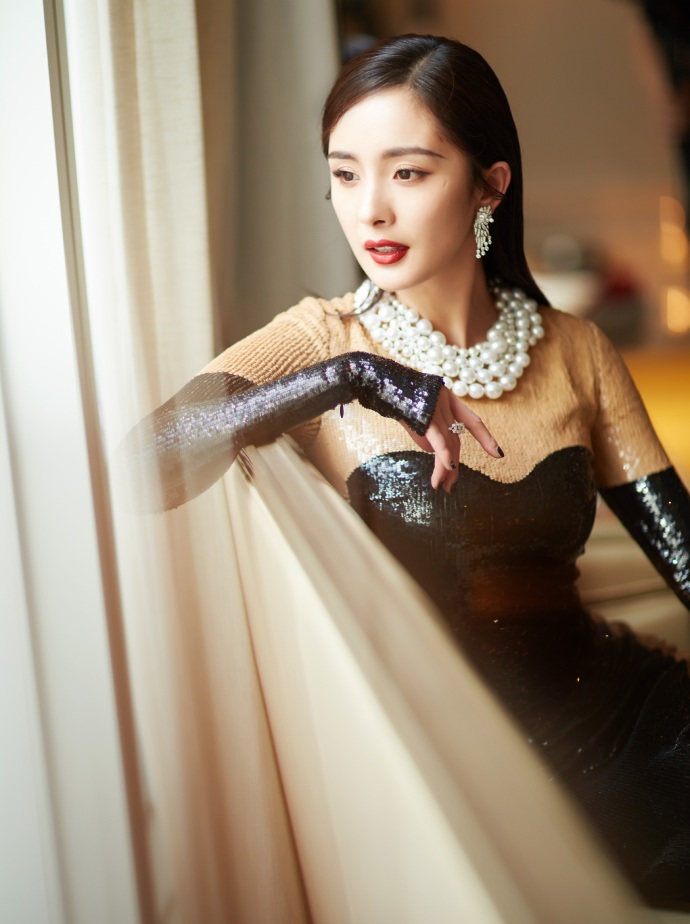 杨幂佩带伯爵珠宝