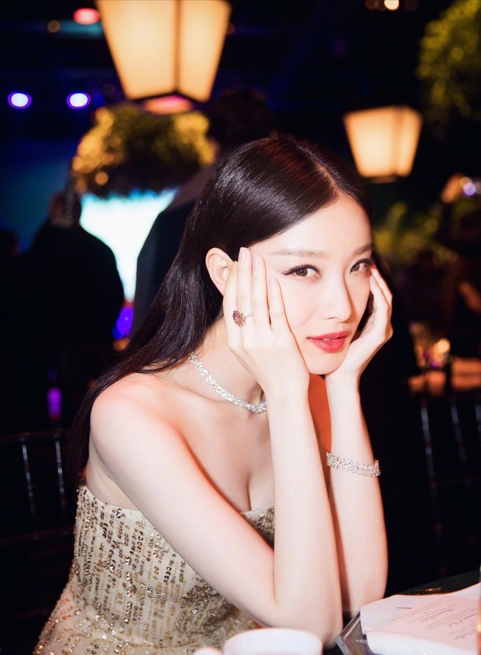 倪妮佩带蒂芙尼高等珠宝