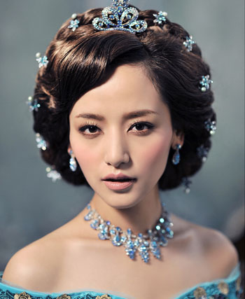 新娘戴着金饰