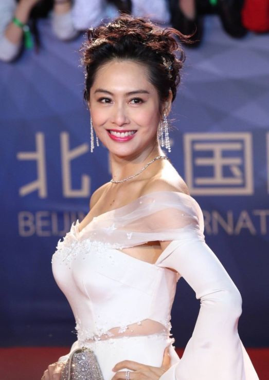 朱茵佩带戴比尔斯钻饰2