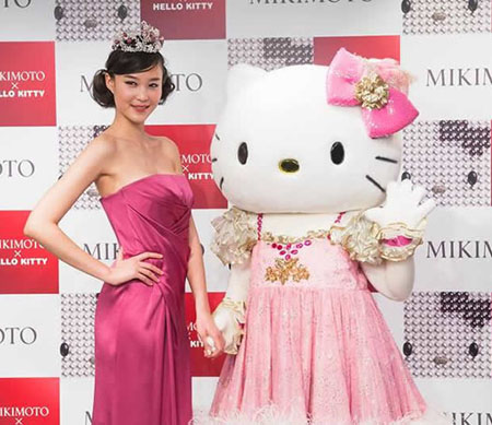 Hello Kitty同佩带Mikimoto x Hello Kitty珍珠系列珠宝的模特