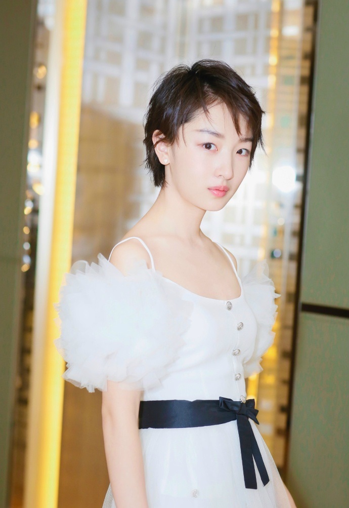 周冬雨佩带施华洛世奇金饰列席片子碰头会