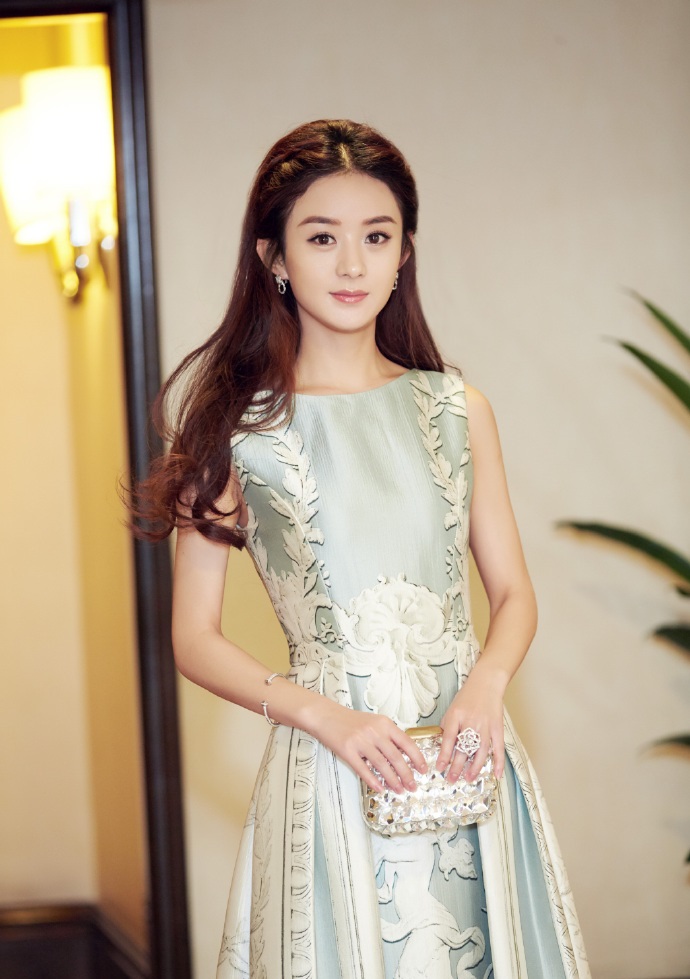 赵丽颖佩带伯爵珠宝
