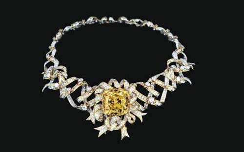 片中奥黛丽· 赫本佩带Tiffany 黄钻项链