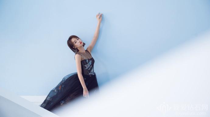蓝盈莹佩带玳美雅珠宝