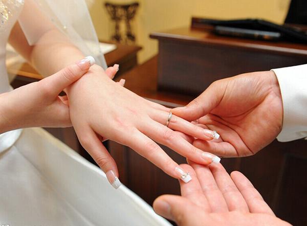 婚纱和钻戒怎样搭配都雅