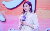 唐嫣佩带通灵珠宝新款钻戒