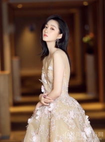 关晓彤佩带萧邦珠宝表态星光大赏