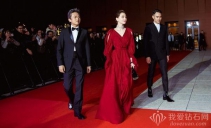 刘诗诗佩带妮华莫迪珠宝 列席片子首映礼