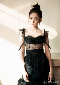 古力娜扎佩带玳美雅珠宝现身“微博之夜”勾当