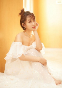 杨紫佩带玳美雅珠宝现身2017微博之夜