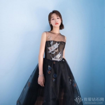 蓝盈莹佩带玳美雅珠宝列席片子宣布会