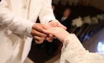婚嫁须知 婚礼上戴钻戒仍是对戒