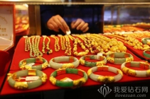 周大福发卖同比大跌65%，黄金珠宝发卖遇冷，线上回购营业炽热