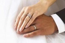 成婚钻戒戴在哪一个手指？婚戒戴法先容
