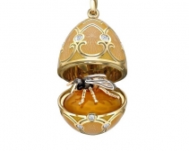 法贝热Fabergé推出一枚 Bee Surprise 彩蛋吊坠：蜜蜂欣喜